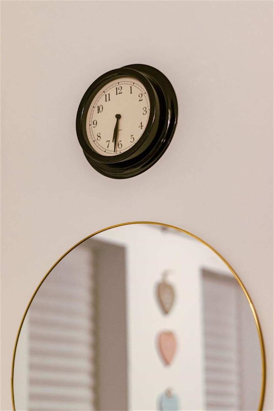 Bring nordisk elegance ind i hjemmet med et vægur