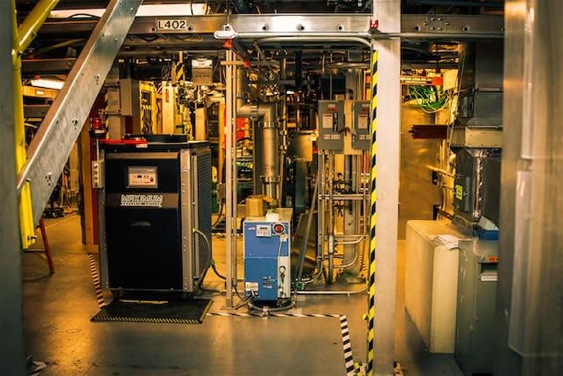 Maskinsko med metalkappe til støjdæmpning og nivellering